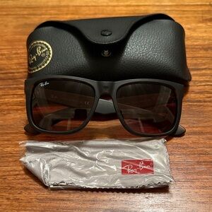 Ray-Ban Justin 54mm RB4165 Sunglasses
Case included
Like new